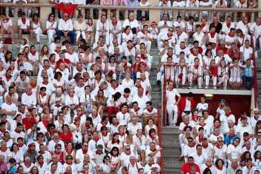 Público asistente a la Plaza de Toros de Pamplona durante la tercera corrida de la Feria del Toro 2018.