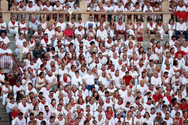 Público asistente a la Plaza de Toros de Pamplona durante la tercera corrida de la Feria del Toro 2018.