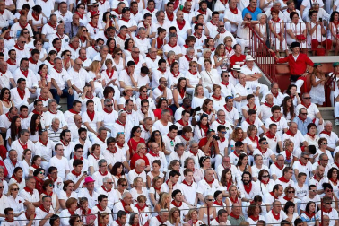 Público asistente a la Plaza de Toros de Pamplona durante la tercera corrida de la Feria del Toro 2018.