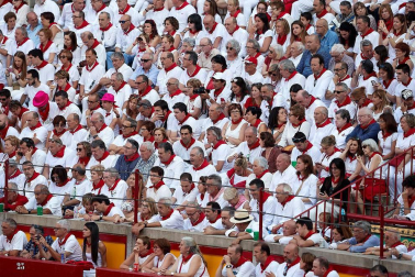 Público asistente a la Plaza de Toros de Pamplona durante la tercera corrida de la Feria del Toro 2018.