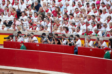 Público asistente a la Plaza de Toros de Pamplona durante la tercera corrida de la Feria del Toro 2018.