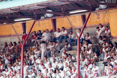 Público asistente a la Plaza de Toros de Pamplona durante la tercera corrida de la Feria del Toro 2018.
