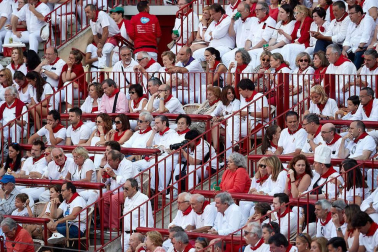 Público asistente a la Plaza de Toros de Pamplona durante la tercera corrida de la Feria del Toro 2018.