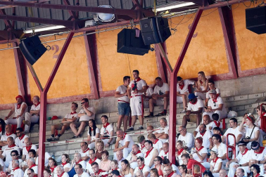 Público asistente a la Plaza de Toros de Pamplona durante la tercera corrida de la Feria del Toro 2018.