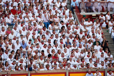 Público asistente a la Plaza de Toros de Pamplona durante la tercera corrida de la Feria del Toro 2018.