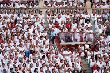 Público asistente a la Plaza de Toros de Pamplona durante la tercera corrida de la Feria del Toro 2018.