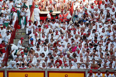 Público asistente a la Plaza de Toros de Pamplona durante la tercera corrida de la Feria del Toro 2018.