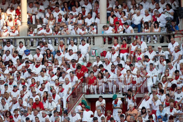 Público asistente a la Plaza de Toros de Pamplona durante la tercera corrida de la Feria del Toro 2018.