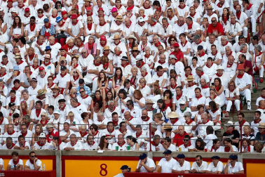 Público asistente a la Plaza de Toros de Pamplona durante la tercera corrida de la Feria del Toro 2018.