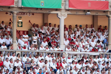 Público asistente a la Plaza de Toros de Pamplona durante la tercera corrida de la Feria del Toro 2018.