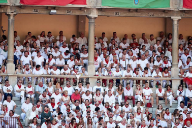 Público asistente a la Plaza de Toros de Pamplona durante la tercera corrida de la Feria del Toro 2018.