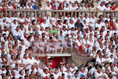 Público asistente a la Plaza de Toros de Pamplona durante la tercera corrida de la Feria del Toro 2018.