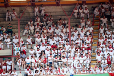 Público asistente a la Plaza de Toros de Pamplona durante la tercera corrida de la Feria del Toro 2018.