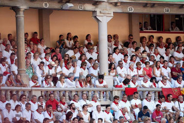 Público asistente a la Plaza de Toros de Pamplona durante la tercera corrida de la Feria del Toro 2018.