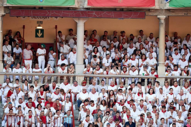 Público asistente a la Plaza de Toros de Pamplona durante la tercera corrida de la Feria del Toro 2018.