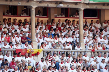 Público asistente a la Plaza de Toros de Pamplona durante la tercera corrida de la Feria del Toro 2018.