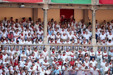 Público asistente a la Plaza de Toros de Pamplona durante la tercera corrida de la Feria del Toro 2018.