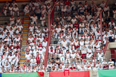 Público asistente a la Plaza de Toros de Pamplona durante la tercera corrida de la Feria del Toro 2018.