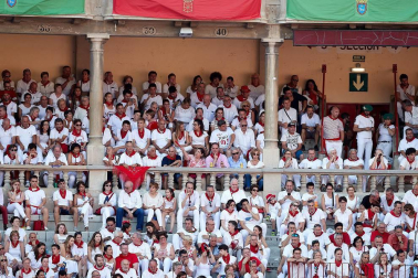 Público asistente a la Plaza de Toros de Pamplona durante la tercera corrida de la Feria del Toro 2018.