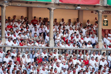 Público asistente a la Plaza de Toros de Pamplona durante la tercera corrida de la Feria del Toro 2018.