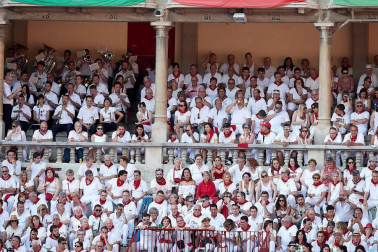 Público asistente a la Plaza de Toros de Pamplona durante la tercera corrida de la Feria del Toro 2018.