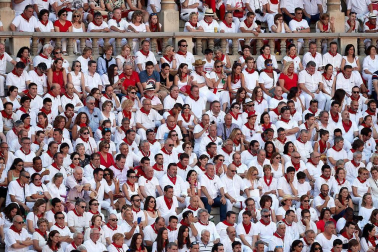Público asistente a la Plaza de Toros de Pamplona durante la tercera corrida de la Feria del Toro 2018.
