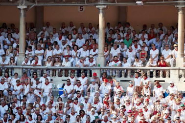 Público asistente a la Plaza de Toros de Pamplona durante la tercera corrida de la Feria del Toro 2018.