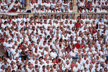 Público asistente a la Plaza de Toros de Pamplona durante la tercera corrida de la Feria del Toro 2018.