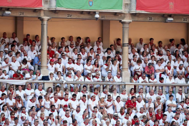 Público asistente a la Plaza de Toros de Pamplona durante la tercera corrida de la Feria del Toro 2018.