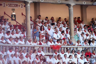 Público asistente a la Plaza de Toros de Pamplona durante la tercera corrida de la Feria del Toro 2018.
