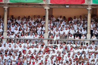 Público asistente a la Plaza de Toros de Pamplona durante la tercera corrida de la Feria del Toro 2018.