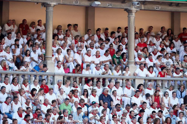 Público asistente a la Plaza de Toros de Pamplona durante la tercera corrida de la Feria del Toro 2018.