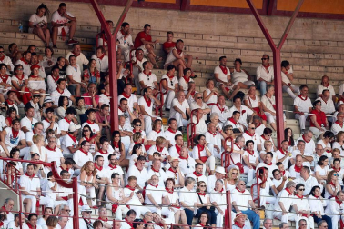 Público asistente a la Plaza de Toros de Pamplona durante la tercera corrida de la Feria del Toro 2018.