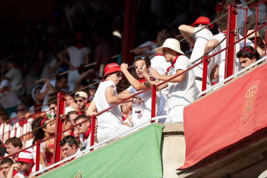 Público asistente a la Plaza de Toros de Pamplona durante la tercera corrida de la Feria del Toro 2018.