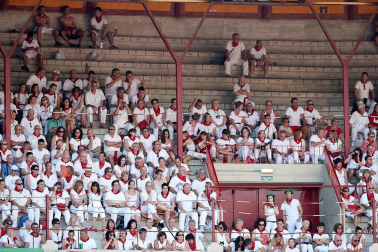 Público asistente a la Plaza de Toros de Pamplona durante la tercera corrida de la Feria del Toro 2018.