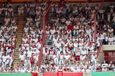 Público asistente a la Plaza de Toros de Pamplona durante la tercera corrida de la Feria del Toro 2018.