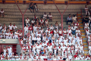 Público asistente a la Plaza de Toros de Pamplona durante la tercera corrida de la Feria del Toro 2018.