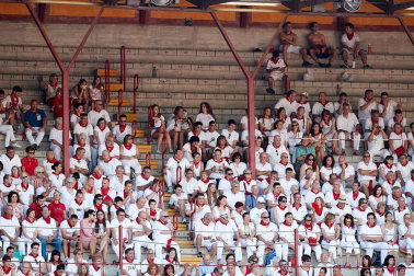 Público asistente a la Plaza de Toros de Pamplona durante la tercera corrida de la Feria del Toro 2018.