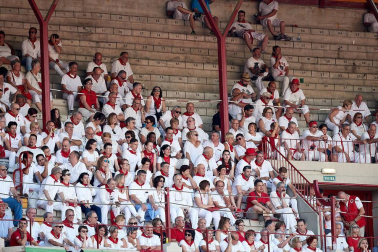Público asistente a la Plaza de Toros de Pamplona durante la tercera corrida de la Feria del Toro 2018.