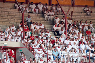 Público asistente a la Plaza de Toros de Pamplona durante la tercera corrida de la Feria del Toro 2018.