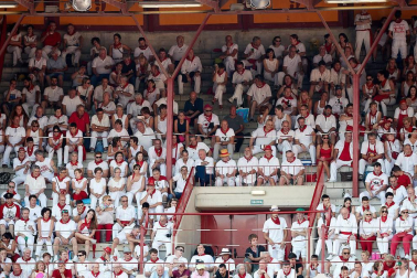 Público asistente a la Plaza de Toros de Pamplona durante la tercera corrida de la Feria del Toro 2018.