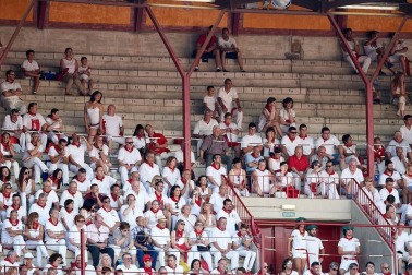 Público asistente a la Plaza de Toros de Pamplona durante la tercera corrida de la Feria del Toro 2018.