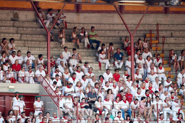 Público asistente a la Plaza de Toros de Pamplona durante la tercera corrida de la Feria del Toro 2018.