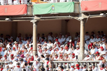Público asistente a la Plaza de Toros de Pamplona durante la tercera corrida de la Feria del Toro 2018.