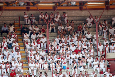 Público asistente a la Plaza de Toros de Pamplona durante la tercera corrida de la Feria del Toro 2018.