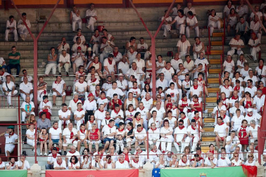 Público asistente a la Plaza de Toros de Pamplona durante la tercera corrida de la Feria del Toro 2018.