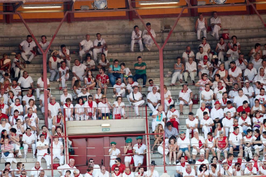 Público asistente a la Plaza de Toros de Pamplona durante la tercera corrida de la Feria del Toro 2018.