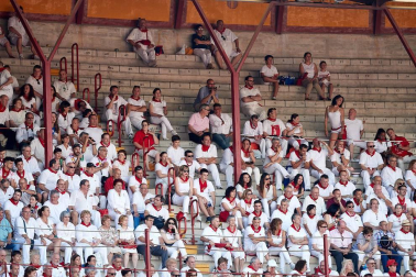 Público asistente a la Plaza de Toros de Pamplona durante la tercera corrida de la Feria del Toro 2018.