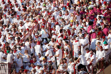 Público asistente a la Plaza de Toros de Pamplona durante la tercera corrida de la Feria del Toro 2018.