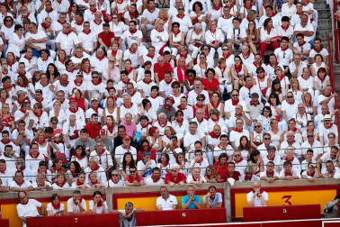 Público asistente a la Plaza de Toros de Pamplona durante la tercera corrida de la Feria del Toro 2018.